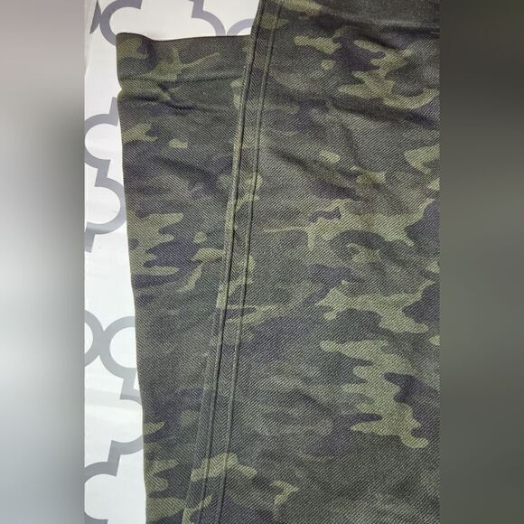 Spanx Look at Me Now Seamless Green Camo Leggings Size Large - Picture 10 of 12